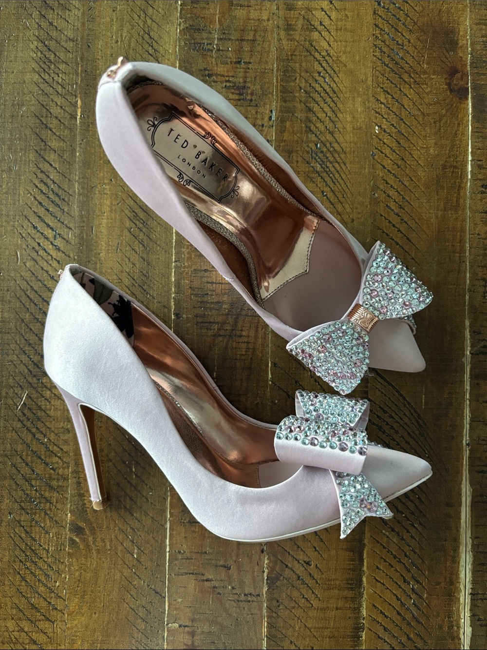 Ted Baker London Light Pink Satin Pumps with Crystal Embellished Bow in Size 37 - Picture 2 of 9